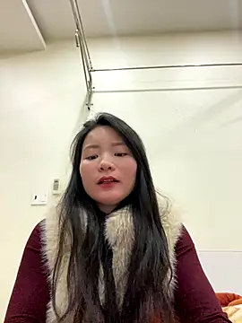 Bee Yellow00 online show from January 7, 2026, 4:37 am