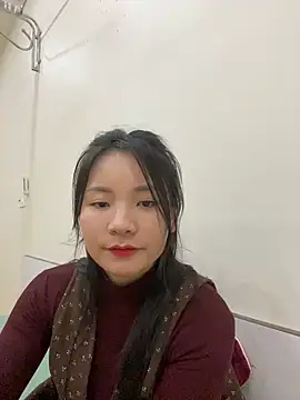 Bee Yellow00 online show from February 5, 2026, 5:01 am