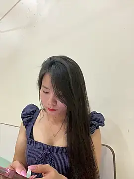 Bee Yellow00 online show from February 7, 2026, 4:38 am