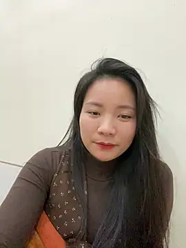 Bee Yellow00 online show from February 13, 2026, 4:52 am