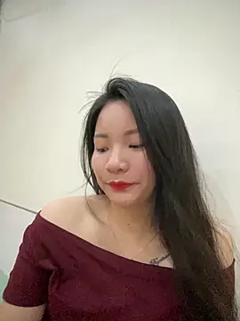 Bee Yellow00 online show from March 3, 2026, 4:40 am