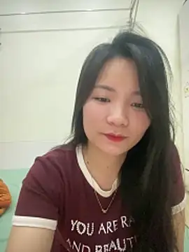 Bee Yellow00 online show from March 27, 2026, 4:51 am