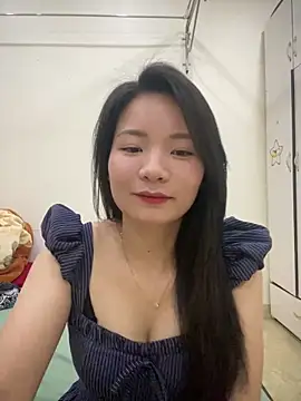 Bee Yellow00 online show from April 13, 2026, 4:51 am