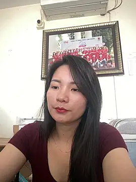 Snapshot of Bee_Yellow00 chatting on April 17, 2026, 7:44 am Bee Yellow00 online show from April 17, 2026, 7:44 am