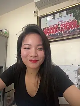 Snapshot of Bee_Yellow00 chatting on April 18, 2026, 3:21 am Bee Yellow00 online show from April 18, 2026, 3:21 am