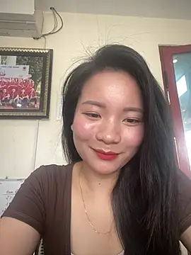 Snapshot of Bee_Yellow00 chatting on April 23, 2026, 3:41 am Bee Yellow00 online show from April 23, 2026, 3:41 am