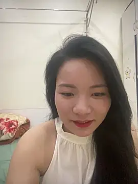 Snapshot of Bee_Yellow00 chatting on April 24, 2026, 4:59 am Bee Yellow00 online show from April 24, 2026, 4:59 am