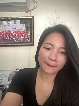 Snapshot of Bee_Yellow00 chatting on April 25, 2026, 4:26 am Bee Yellow00 online show from April 25, 2026, 4:26 am