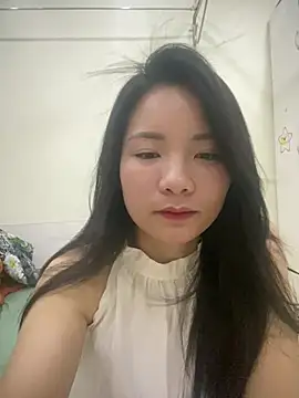 Snapshot of Bee_Yellow00 chatting on May 4, 2026, 4:41 am Bee Yellow00 online show from May 4, 2026, 4:41 am