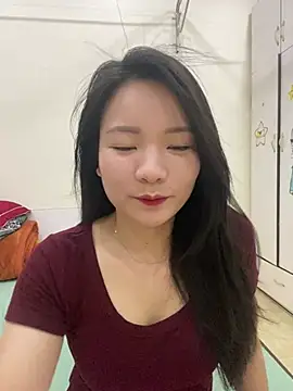 Snapshot of Bee_Yellow00 chatting on May 6, 2026, 4:41 am Bee Yellow00 online show from May 6, 2026, 4:41 am