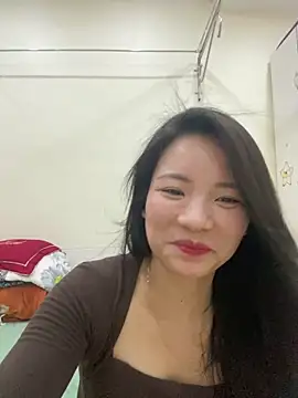 Snapshot of Bee_Yellow00 chatting on May 7, 2026, 4:29 am Bee Yellow00 online show from May 7, 2026, 4:29 am