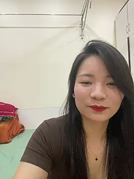 Snapshot of Bee_Yellow00 chatting on May 9, 2026, 4:39 am Bee Yellow00 online show from May 9, 2026, 4:39 am