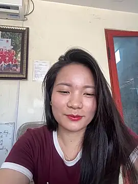 Snapshot of Bee_Yellow00 chatting on May 26, 2026, 4:19 am Bee Yellow00 online show from May 26, 2026, 4:19 am