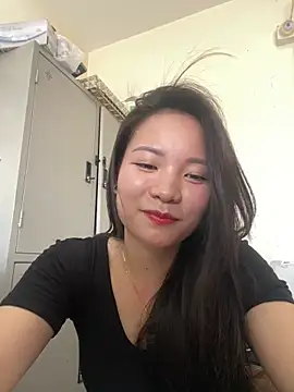 Snapshot of Bee_Yellow00 chatting on May 28, 2026, 9:39 am Bee Yellow00 online show from May 28, 2026, 9:39 am