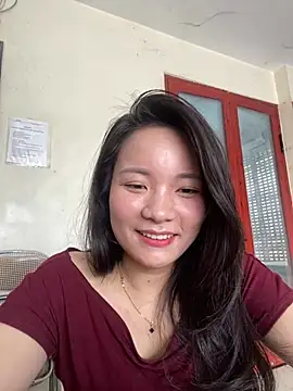 Snapshot of Bee_Yellow00 chatting on May 29, 2026, 2:42 am Bee Yellow00 online show from May 29, 2026, 2:42 am