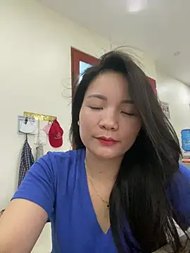 Snapshot of Bee_Yellow00 chatting on June 27, 2026, 4:28 am Bee Yellow00 online show from June 27, 2026, 4:28 am