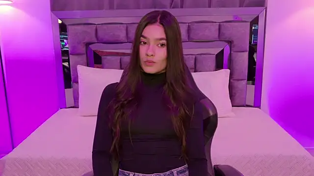 Snapshot of Bella_Clark2 chatting on November 5, 2025, 4:34 am Bella Clark2 online show from November 5, 2025, 4:34 am