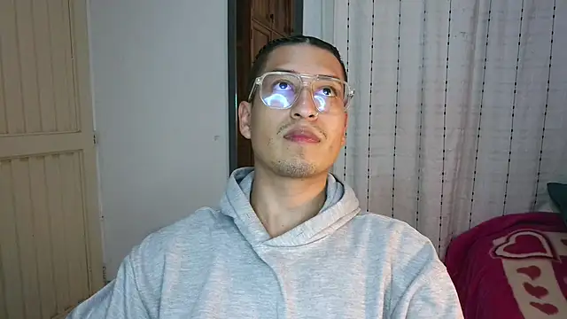 Snapshot of estebaaan___ chatting on October 28, 2025, 4:27 am estebaaan online show from October 28, 2025, 4:27 am