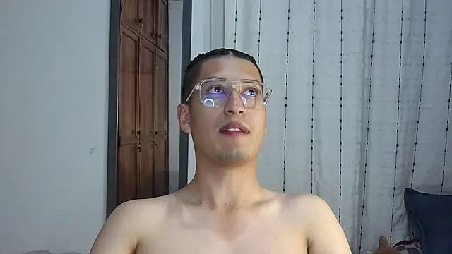 Snapshot of estebaaan___ chatting on October 29, 2025, 4:04 am estebaaan online show from October 29, 2025, 4:04 am