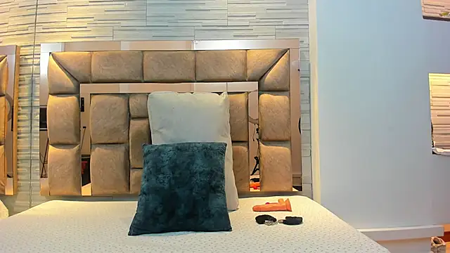 kiarah cowell online show from November 4, 2025, 2:32 am