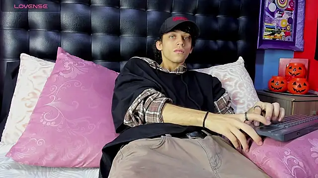 Snapshot of Khalid16_ chatting on November 3, 2025, 1:34 pm Khalid16 online show from November 3, 2025, 1:34 pm