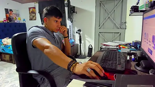 Malek Ivonny online show from November 11, 2025, 2:44 am