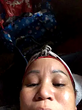 Snapshot of Gwen-n chatting on November 5, 2025, 4:23 am Gwen-n online show from November 5, 2025, 4:23 am