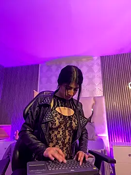 MAIILY TAY online show from November 14, 2025, 12:04 pm