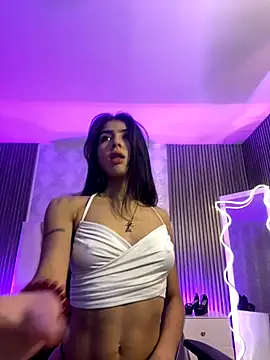 MAIILY TAY online show from November 16, 2025, 12:33 pm