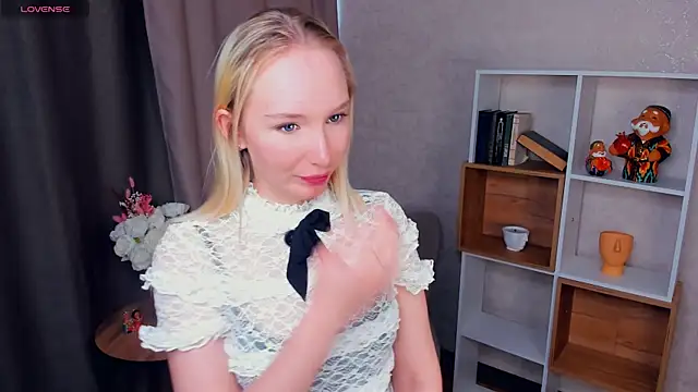 NorikoLiebeck online show from October 25, 2025, 7:05 am