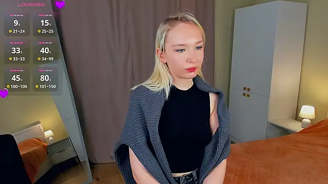 NorikoLiebeck online show from November 3, 2025, 4:25 am