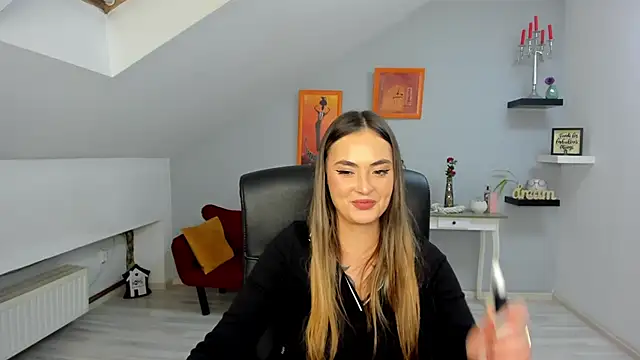 Snapshot of SerenLys chatting on November 4, 2025, 8:19 pm SerenLys online show from November 4, 2025, 8:19 pm