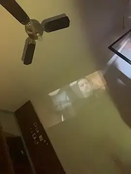 gigi333regi online show from December 18, 2025, 1:06 pm