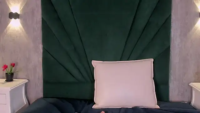 EmiliClarke online show from April 1, 2026, 1:41 pm