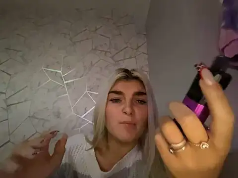 rosie-hipstergal online show from November 10, 2025, 11:48 pm