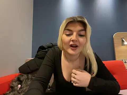 rosie-hipstergal online show from February 12, 2026, 6:25 pm