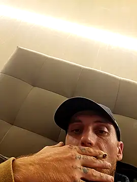 LASO6BRETONNE online show from November 11, 2025, 8:42 pm