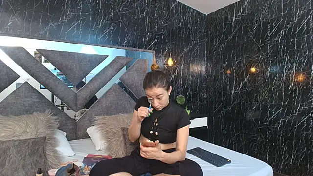 HeatherHazel online show from November 4, 2025, 7:24 pm