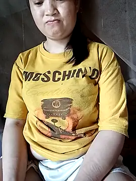 Snapshot of Noelle-e chatting on April 11, 2026, 5:23 am Noelle-e online show from April 11, 2026, 5:23 am