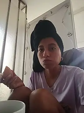 YeseniaRodriguez3 online show from November 21, 2025, 5:33 pm