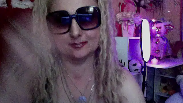 xHot Amazonq online show from May 1, 2026, 12:59 am