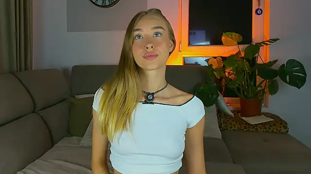 Snapshot of SugarSkye chatting on August 6, 2026, 9:06 pm SugarSkye online show from August 6, 2026, 9:06 pm