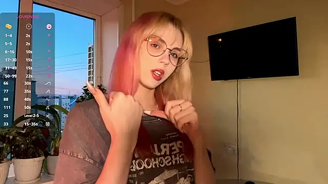 LatanyaRein online show from November 3, 2025, 1:23 pm