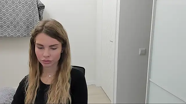 Snapshot of LinaBey chatting on November 17, 2025, 8:42 am LinaBey online show from November 17, 2025, 8:42 am