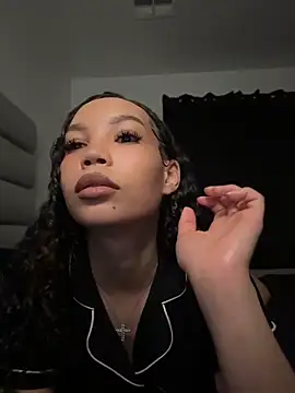 Snapshot of nikkiloveee chatting on April 20, 2026, 5:10 am nikkiloveee online show from April 20, 2026, 5:10 am