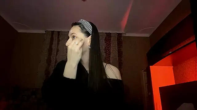 Poly Falkony online show from October 28, 2025, 3:04 pm