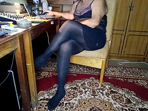 Snapshot of NyushaM chatting on November 3, 2025, 3:35 pm NyushaM online show from November 3, 2025, 3:35 pm