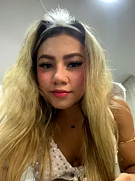 Vicky-Nova online show from October 31, 2025, 10:33 pm