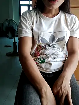 Snapshot of doggy-00 chatting on April 13, 2026, 7:36 am doggy-00 online show from April 13, 2026, 7:36 am