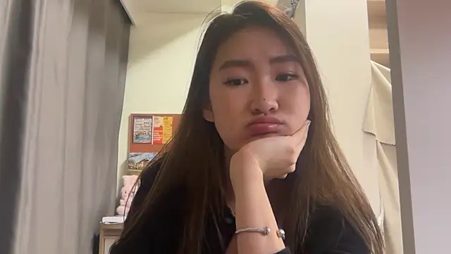 AlishaCheng online show from December 21, 2025, 1:18 pm